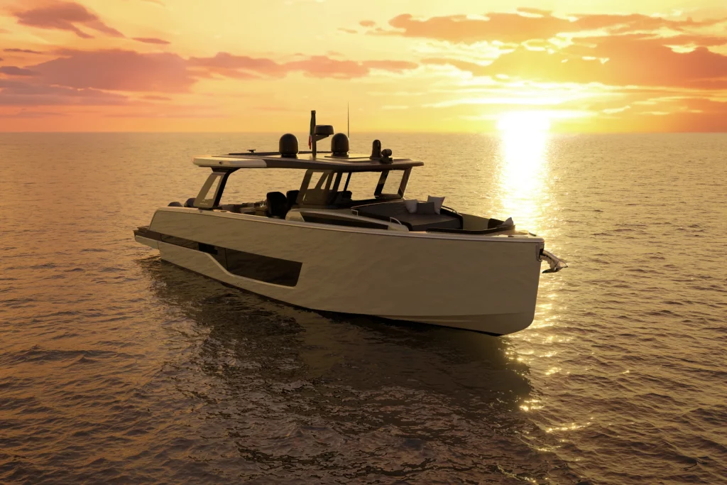 Cranchi A48 O/B visto da prua al tramonto, con profilo dello scafo, hard top e ampi spazi esterni.