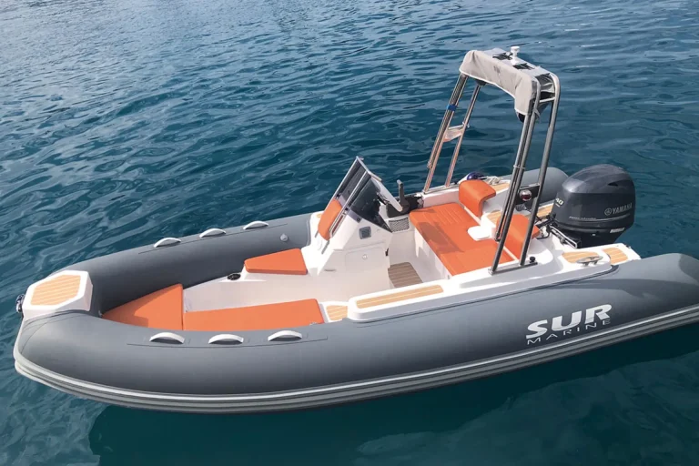 Tender Sur Marine ST 470 in acqua