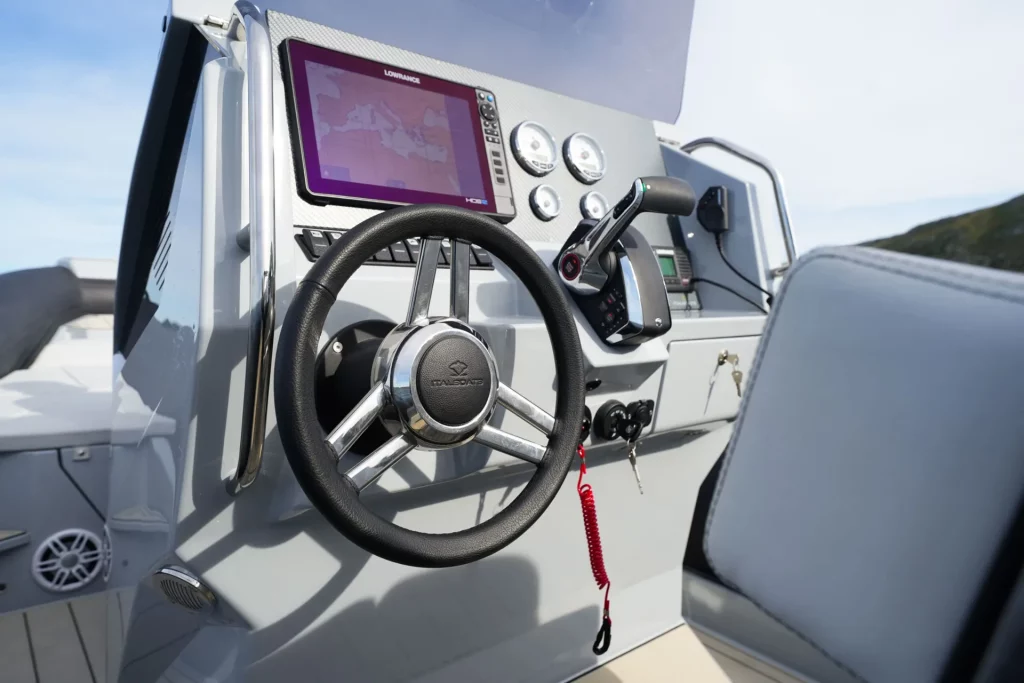 Italboats Stingher 28 GT plancia di comando