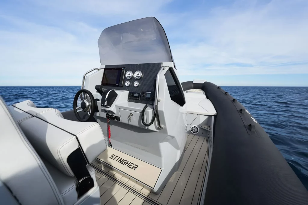 Italboats Stingher 28 GT cockpit
