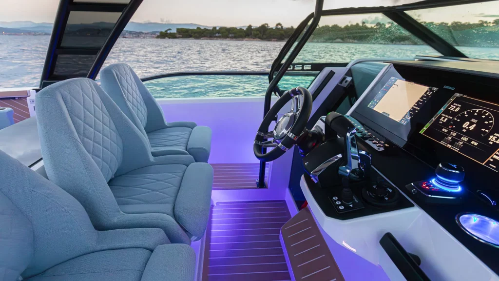 Saxdor 320 GTO Cockpit