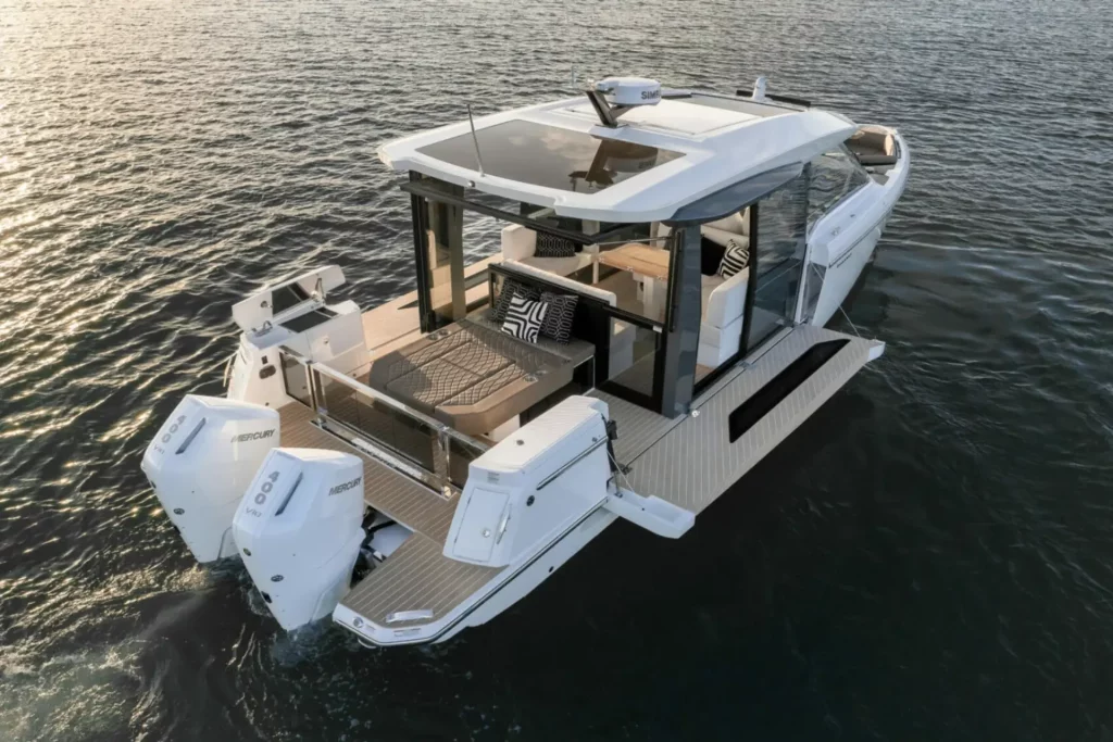 Saxdor 400 GTC con terrazze abbassate in mare