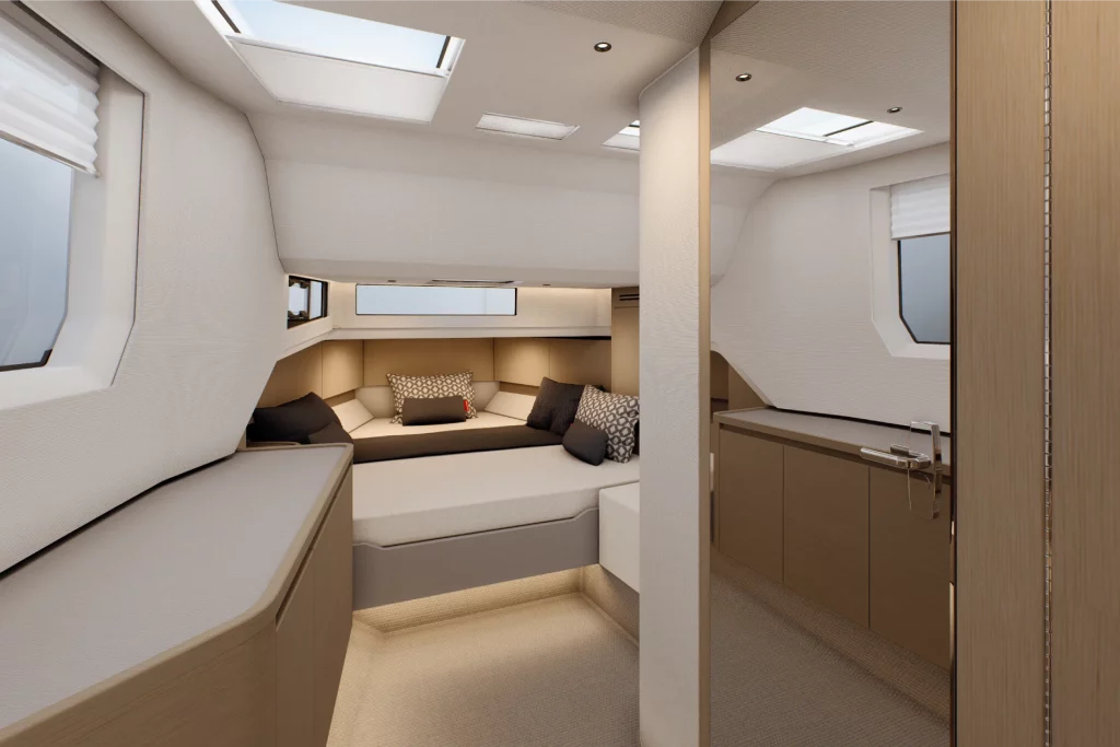 Cabina interna del Saxdor 460 GTS con zona notte a prua, finiture moderne, armadiature laterali e lucernari sul soffitto.