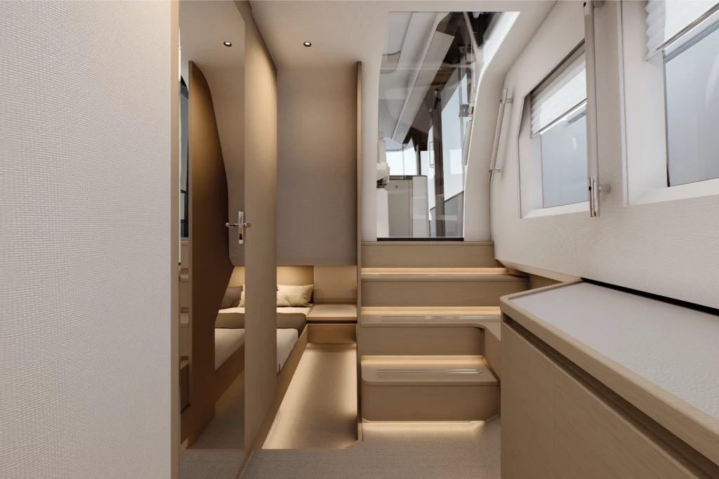 Corridoio di accesso agli interni del Saxdor 460 GTS con scala, arredi in legno chiaro e passaggio verso la cabina.