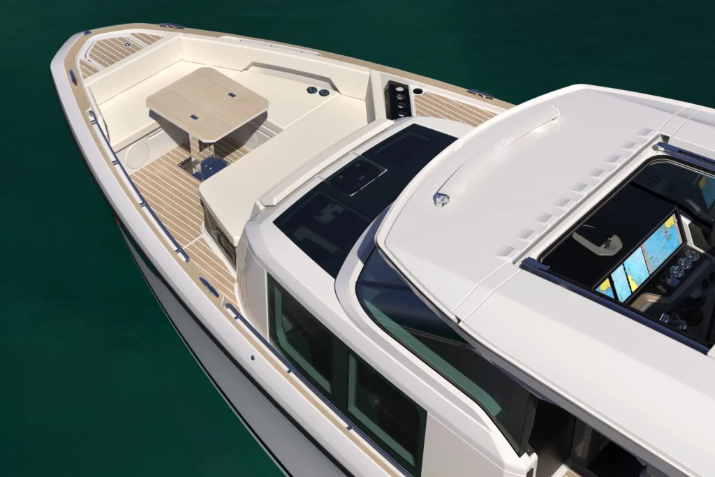 Vista aerea della prua del Saxdor 460 GTS con zona lounge, tavolo, prendisole e hard top.