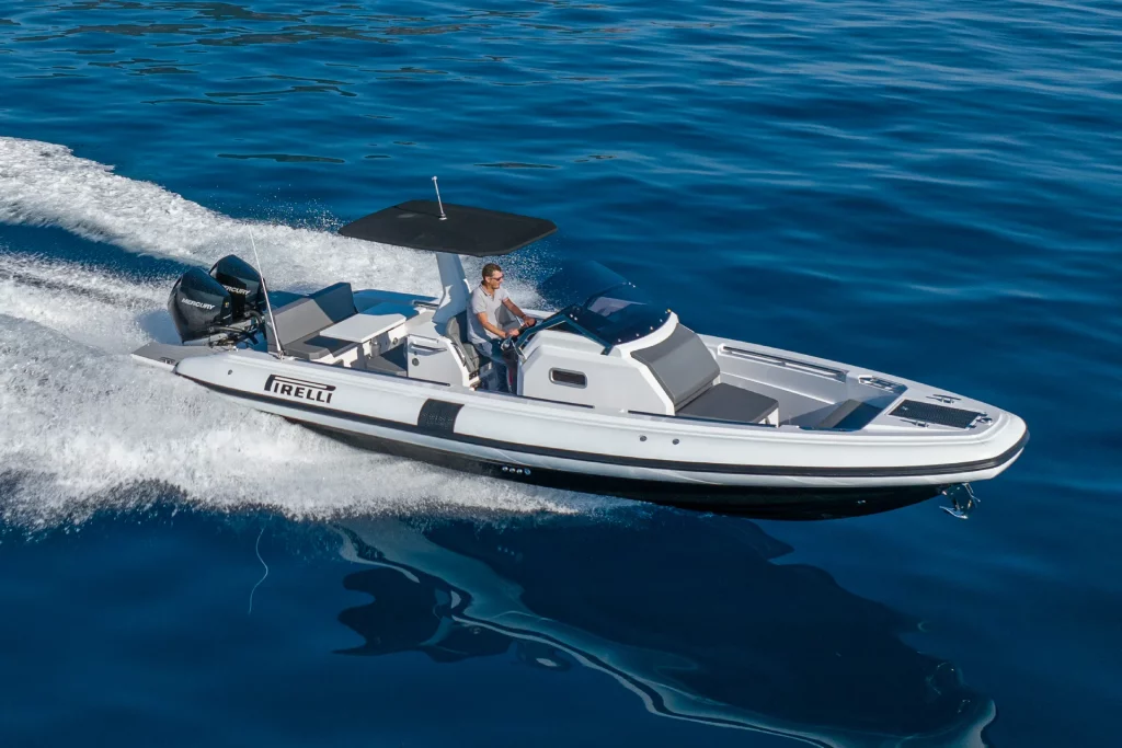 Pirelli 30 Speedboat in mare