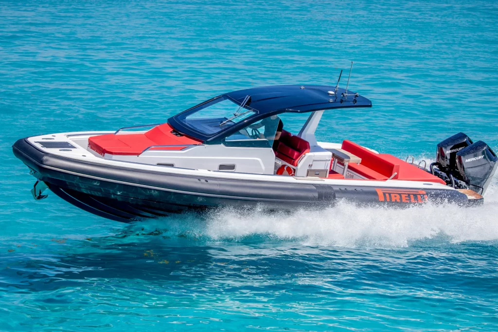 Pirelli 35 Speedboat in navigazione