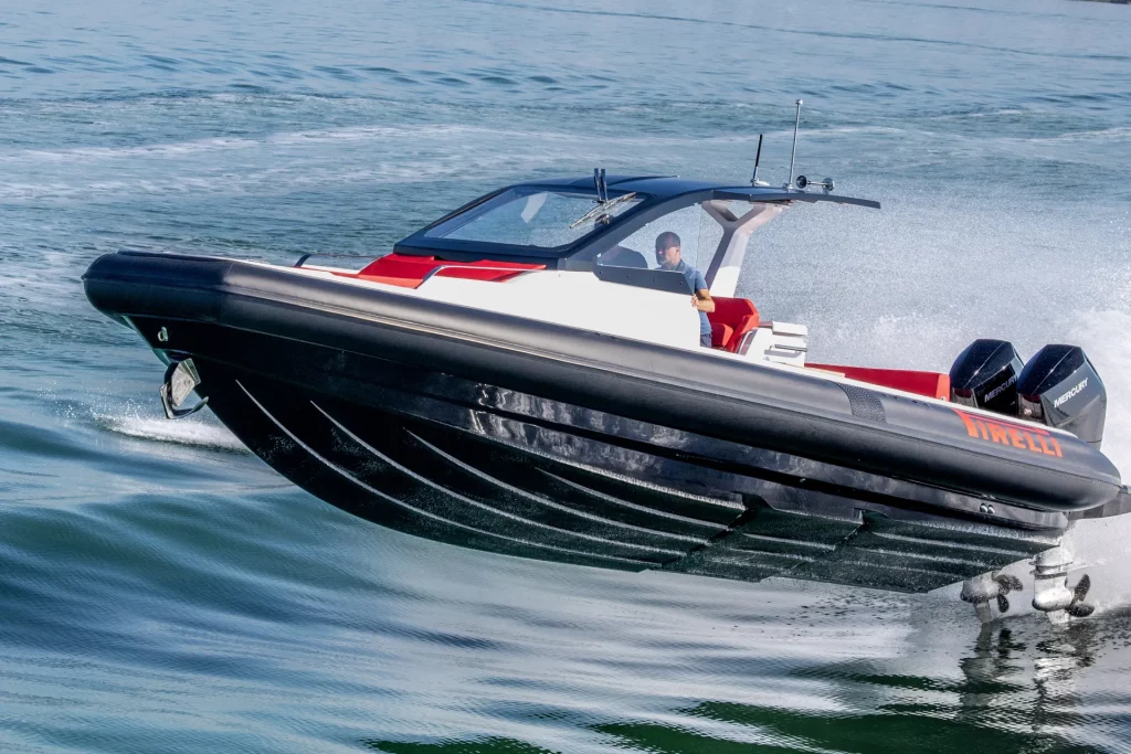 Pirelli 35 Speedboat in navigazione