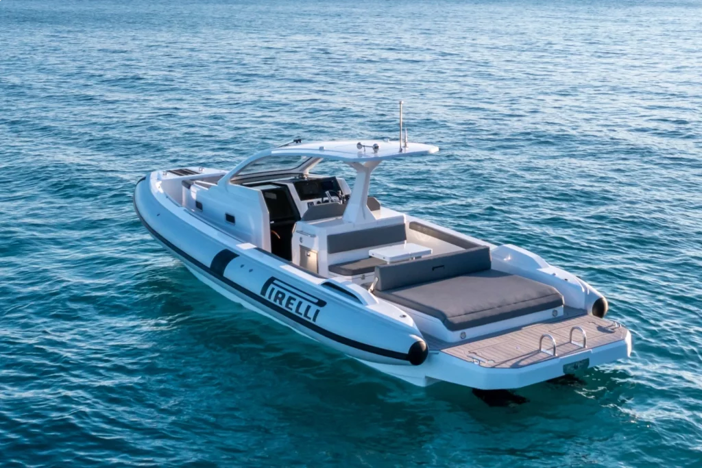 Pirelli 35 Speedboat da poppa