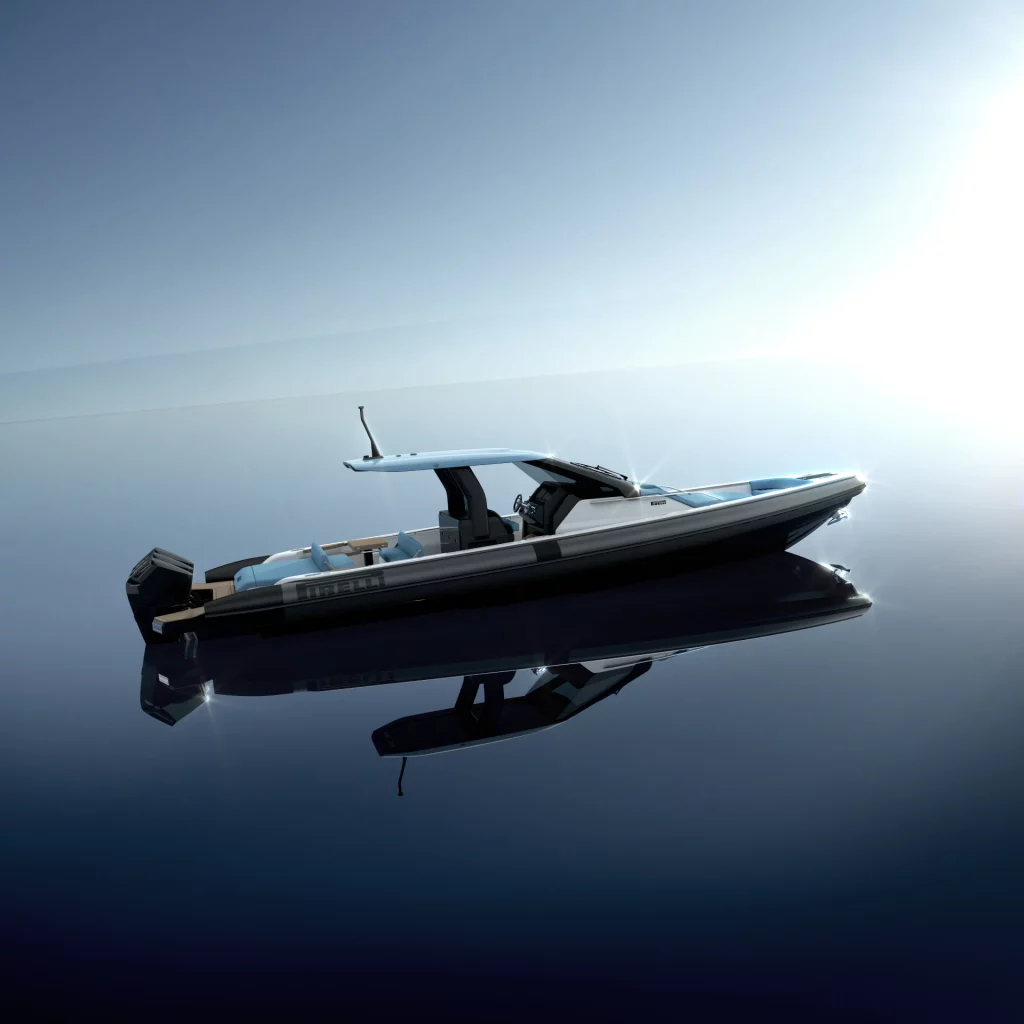 Profilo laterale del Pirelli 44 di Pirelli Speedboats in navigazione statica su acqua specchiata con hard top e tubolari sportivi.