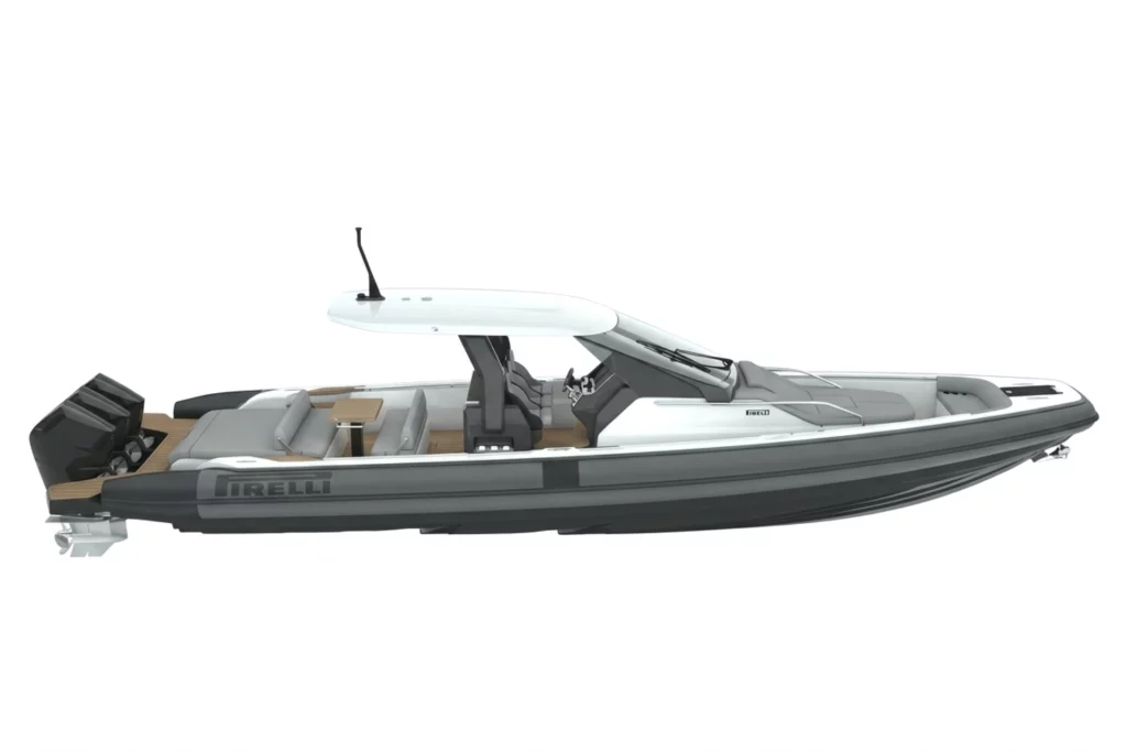 Profilo laterale del Pirelli 44 di Pirelli Speedboats con hard top centrale, prendisole di prua, dinette esterna e tripla motorizzazione fuoribordo.
