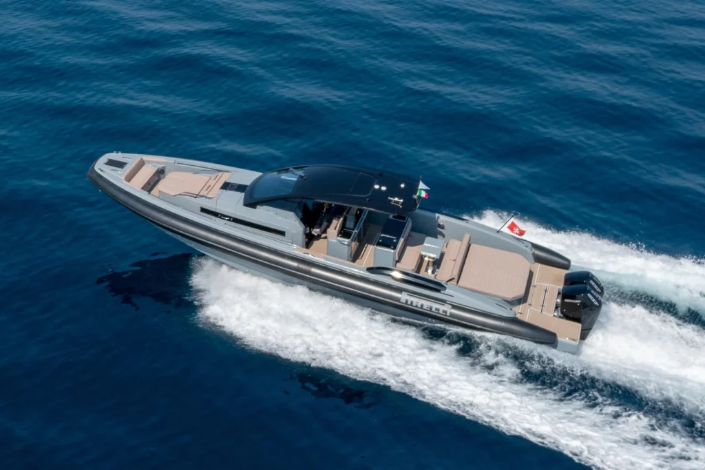 Pirelli Speedboats in mare