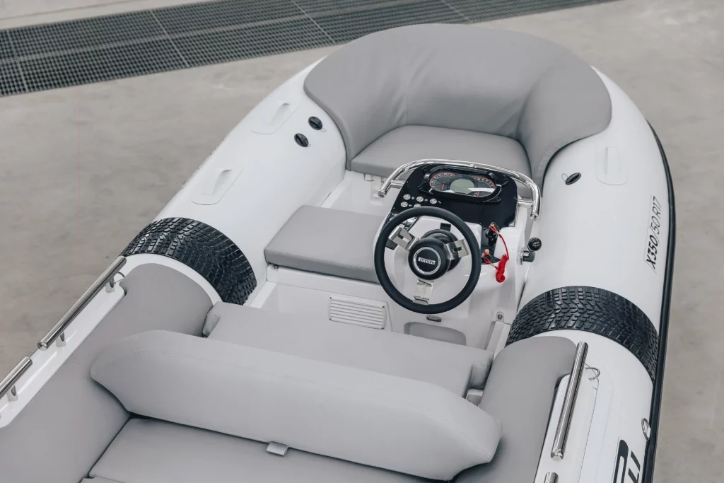 Pirelli Tender X350 consolle, prendisole e divano di prua