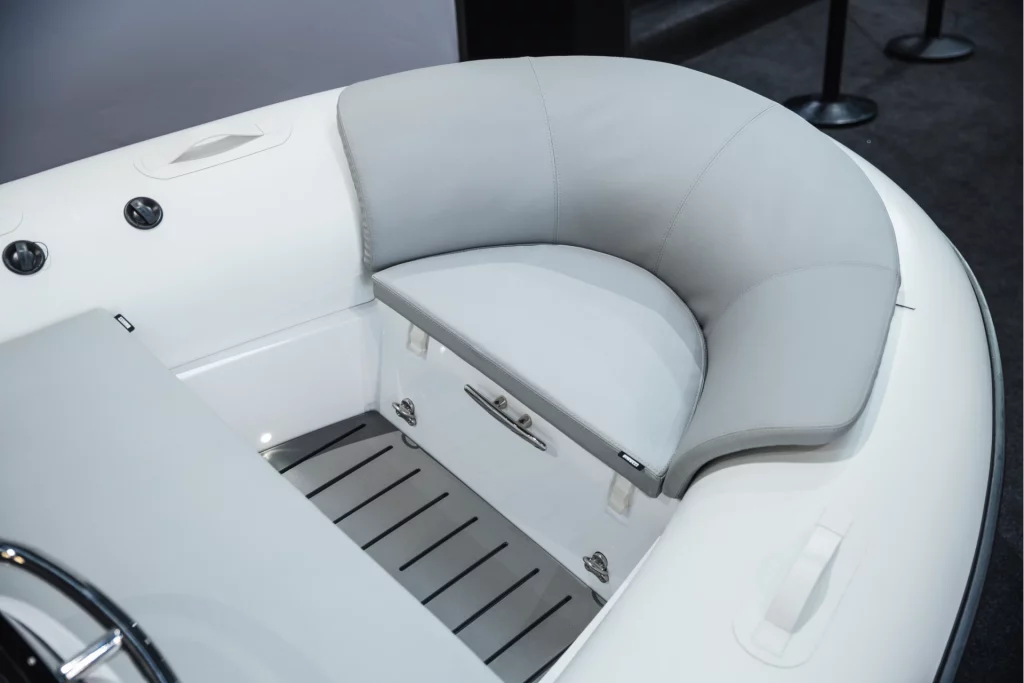 Pirelli Tender X430 divano di prua