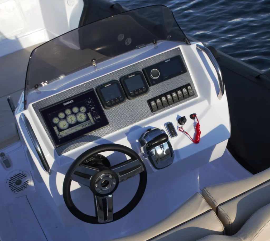 Italboats Stingher 22 GT plancia di comando