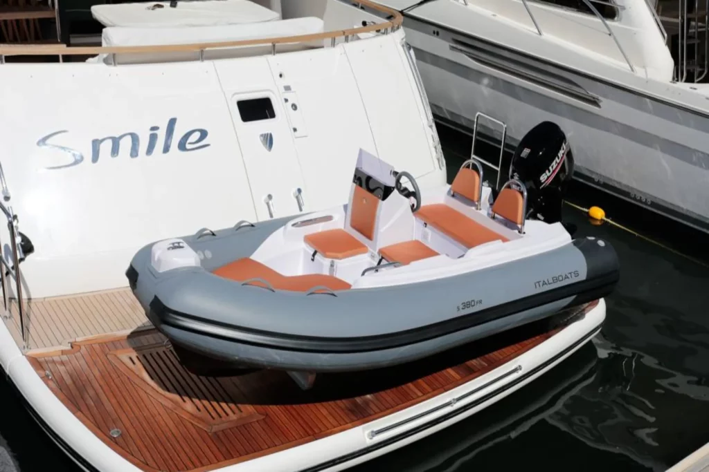 Stingher 380 FR come tender su uno yacht