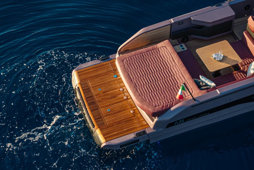 Piattaforma bagno in teak del Cranchi A32 Luxury Tender con prendisole di poppa e accesso comodo al mare.