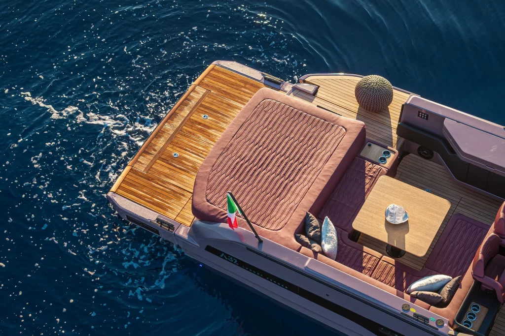 Zona di poppa del Cranchi A32 Luxury Tender con prendisole, tavolo e ampia piattaforma bagno in teak.