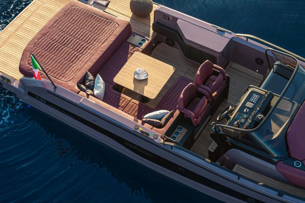Cockpit del Cranchi A32 Luxury Tender: dinette con tavolo, sedute e plancia di comando per una crociera confortevole.