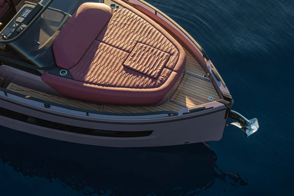 Dettaglio del prendisole di prua del Cranchi A32 Luxury Tender con cuscineria premium e coperta in teak.