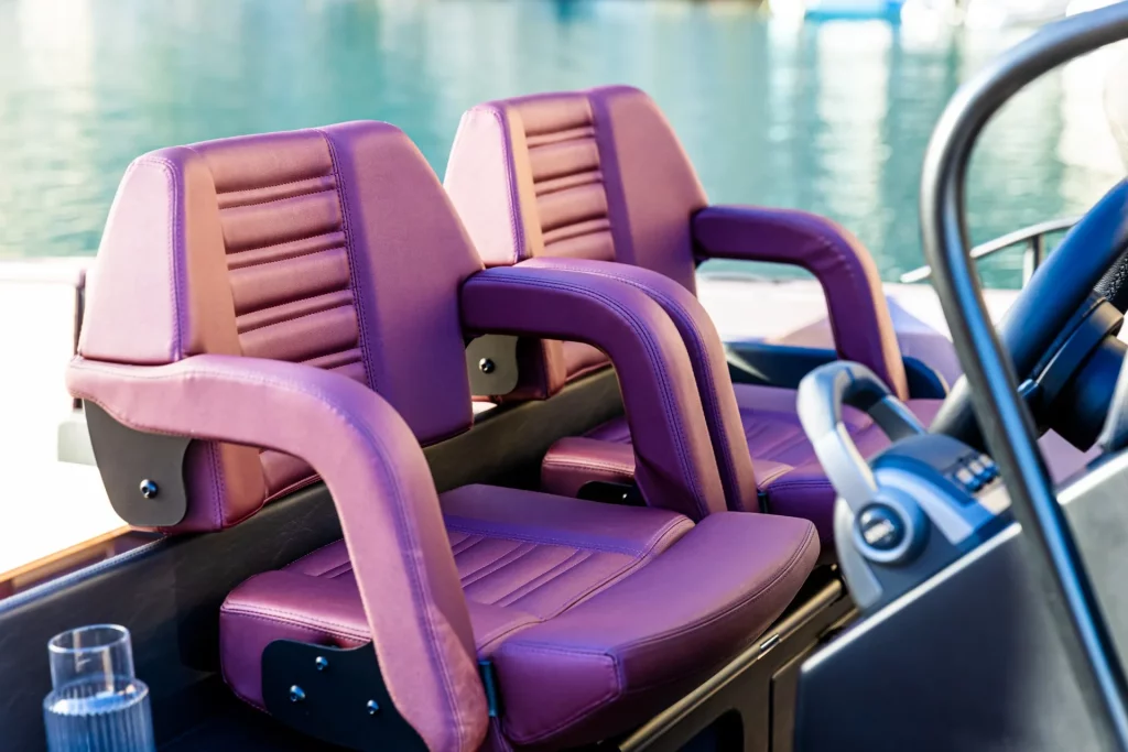 Sedili pilota del Cranchi A32 Luxury Tender con imbottitura premium e braccioli, pensati per comfort e controllo alla guida.