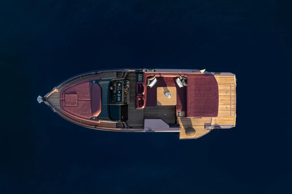 Cranchi A32 Luxury Tender vista aerea: layout di coperta con prendisole di prua, pozzetto con dinette e piattaforma bagno in teak.