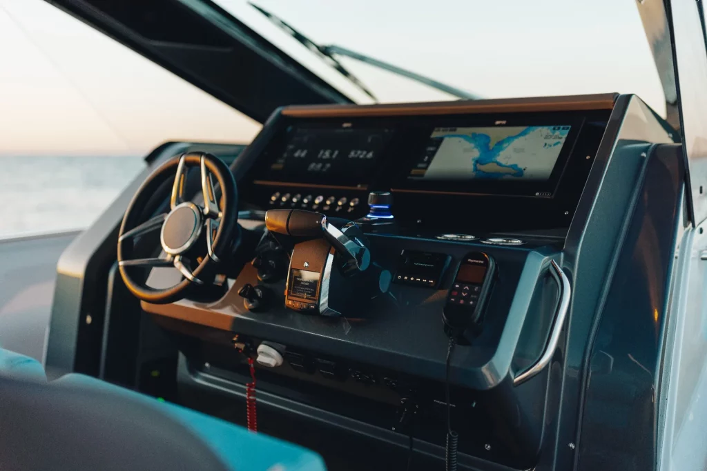 Pirelli 47 Speedboats: console di comando con volante e display di navigazione, comandi integrati e strumentazione digitale.