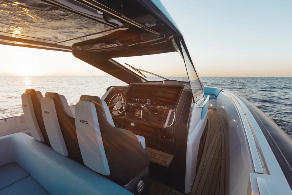 Pirelli 47 Speedboats: vista del pozzetto con T-top, sedute pilota e teak deck durante la golden hour.