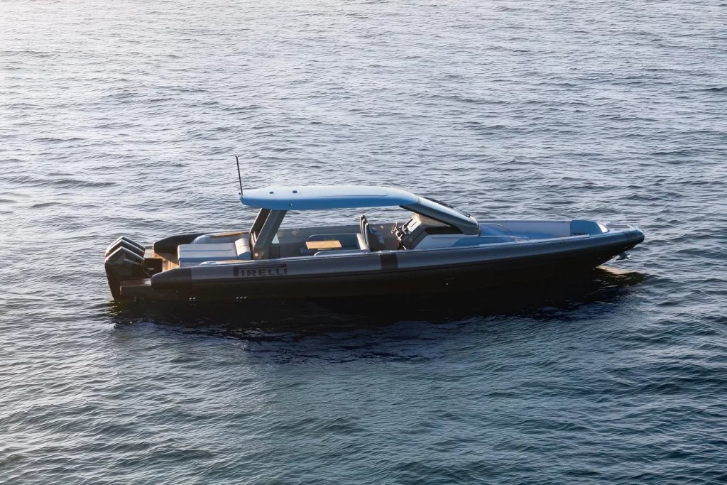Pirelli 47 Speedboats in profilo laterale in navigazione con hard top, ripreso in mare aperto.