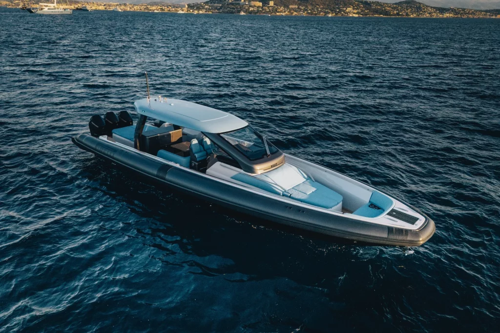 Pirelli 47 Speedboats: ripresa aerea del maxi rib in navigazione, profilo sportivo e ampi spazi esterni.