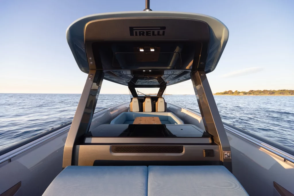 Pirelli 47 Speedboats: sedute del pozzetto con logo Pirelli e rivestimenti premium, in navigazione al tramonto.