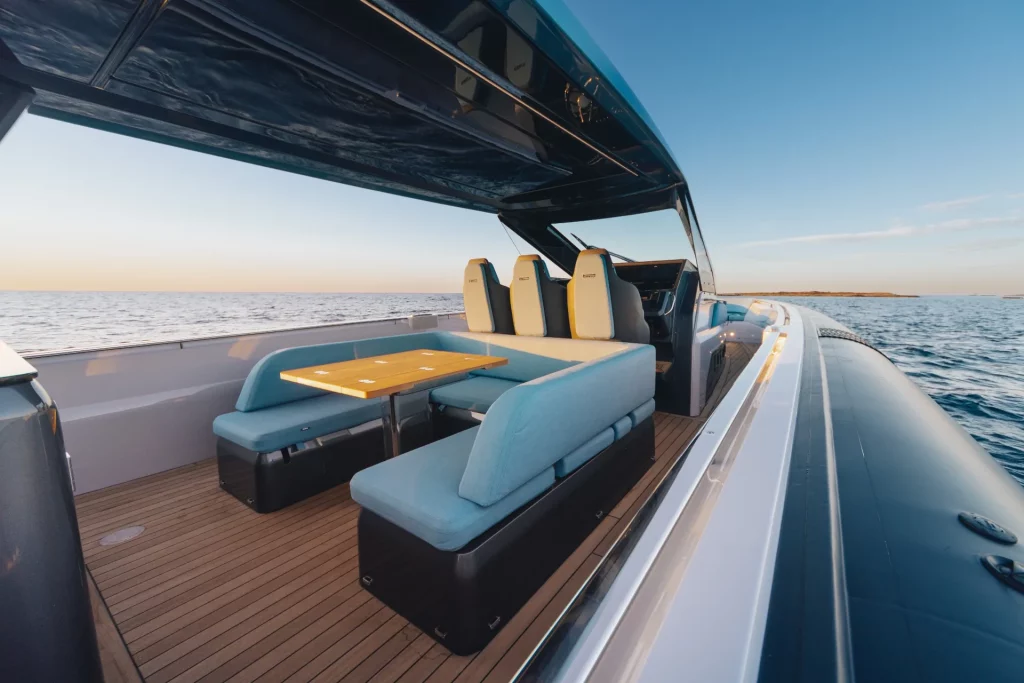 Pirelli 47 Speedboats: zona lounge del pozzetto con divani e tavolo centrale, layout open deck per relax a bordo.