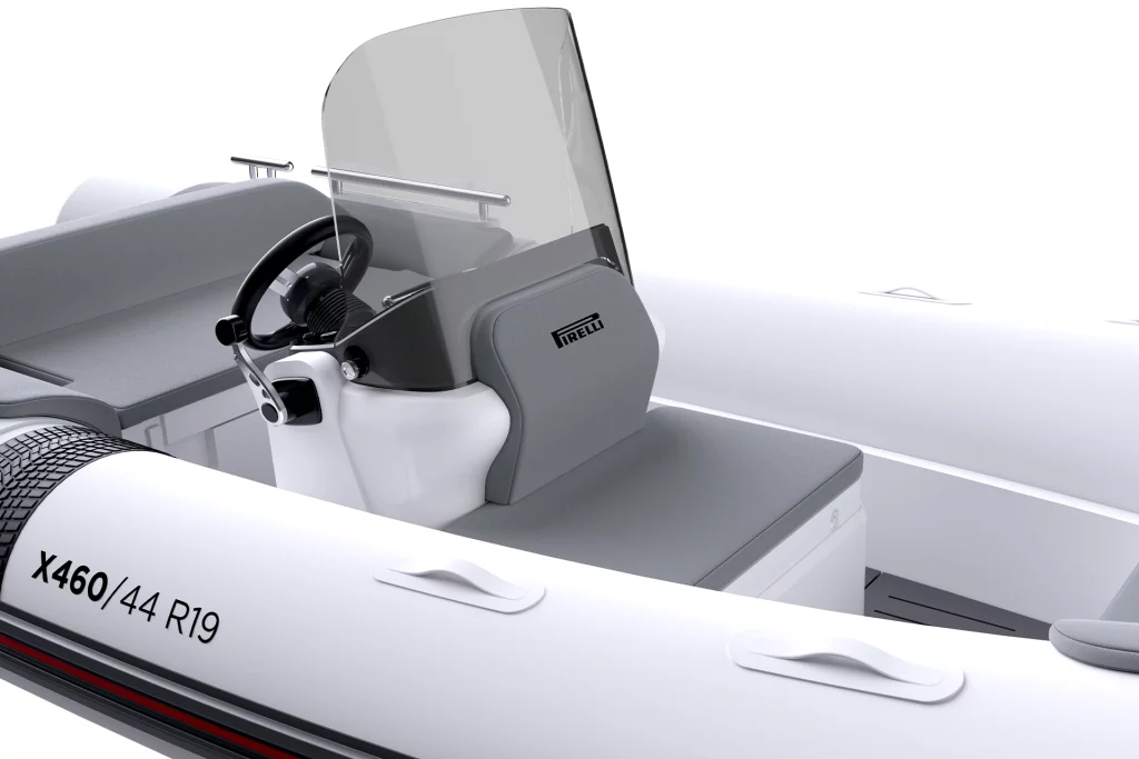 Console di guida del Pirelli X460 con parabrezza, volante e seduta pilota, vista laterale dell’area di comando.