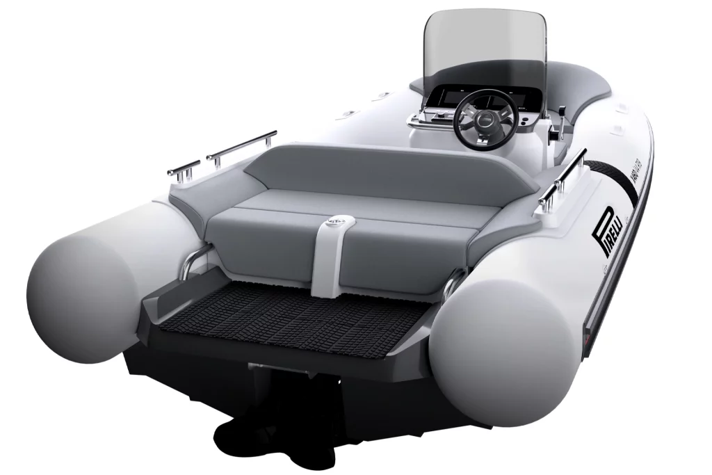 Vista di poppa del Pirelli X460 con divano prendisole e plancetta, rendering su sfondo chiaro dell’area relax.