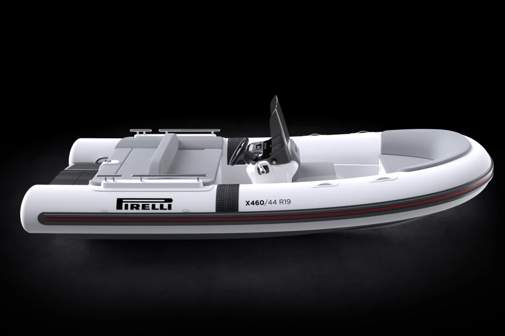 Profilo laterale del Pirelli X460 con tubolari e console centrale, rendering su sfondo nero che mette in risalto il design.