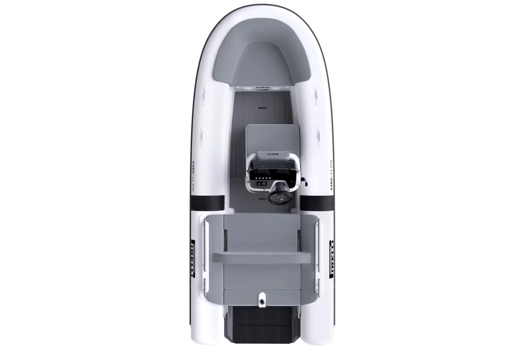 Vista dall’alto del Pirelli X460 che mostra il layout del ponte con sedute, console centrale e passavanti nei tubolari.