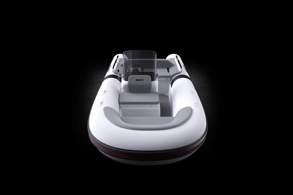 Vista frontale del Pirelli X460 con prua arrotondata e tubolari, rendering su sfondo nero che evidenzia linee e volumi.