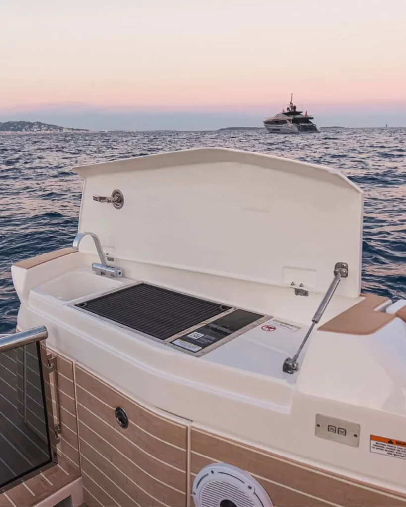 Cucina esterna del Saxdor 400 GTS con wet bar, grill e lavello integrati, ideale per pranzi e aperitivi in pozzetto.