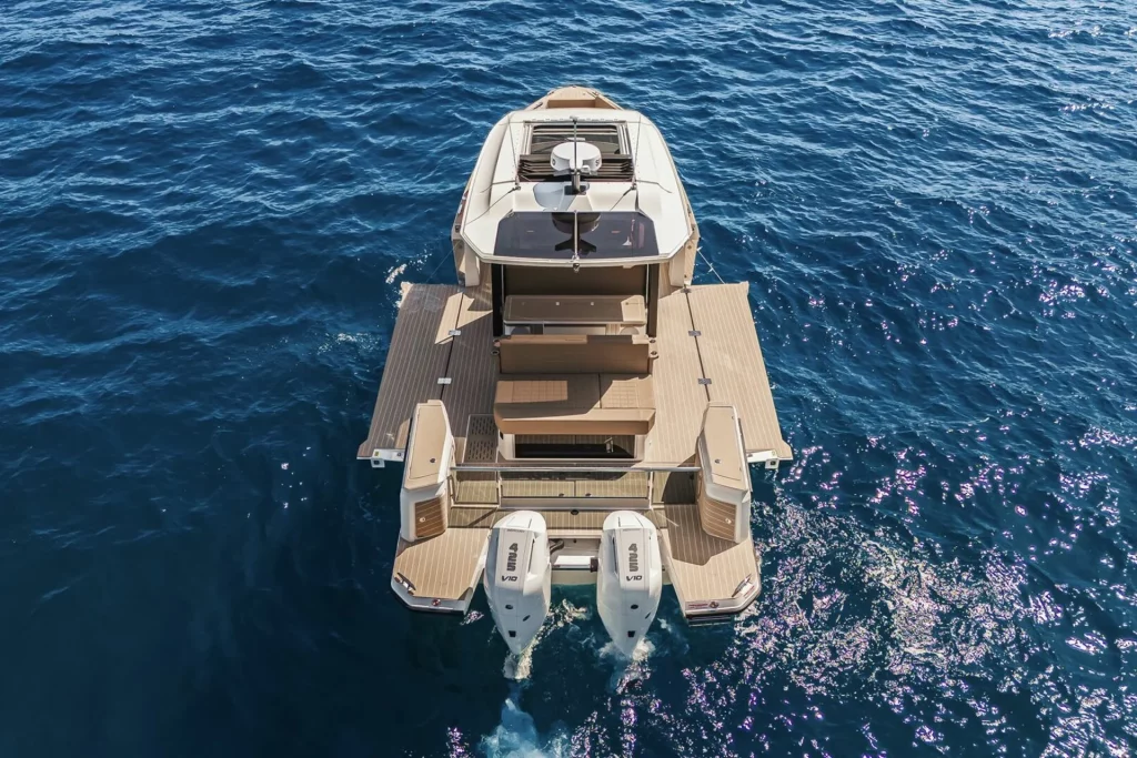 Saxdor 400 GTS vista dall’alto di poppa con terrazze abbattibili, piattaforma bagno e doppio motore fuoribordo, pozzetto con divani.