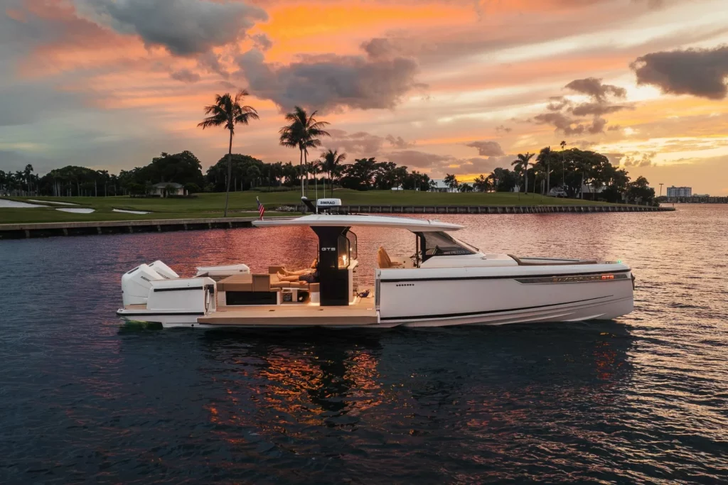 Saxdor 400 GTS profilo laterale al tramonto con hard top e pozzetto open, illuminazione di bordo e motorizzazione fuoribordo.