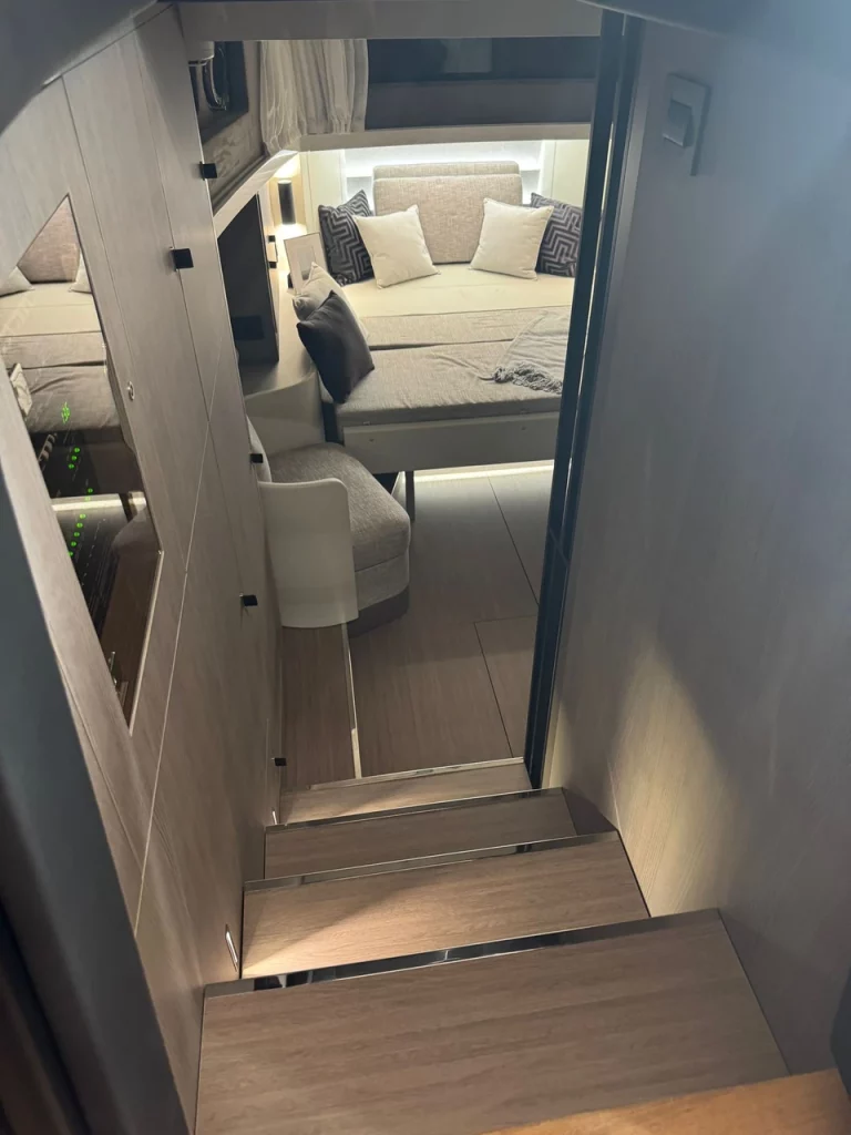 Accesso alla cabina del Saxdor 400 GTS: scala e corridoio con boiserie e illuminazione integrata per un ambiente raffinato.