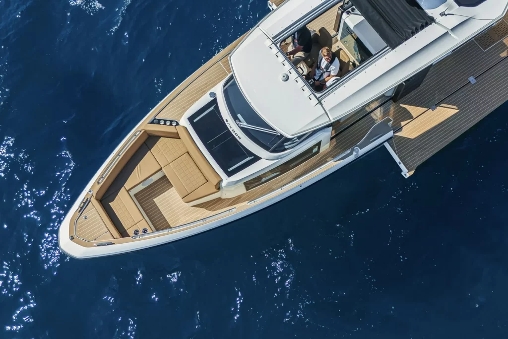 Saxdor 400 GTS vista aerea dall’alto con terrazze laterali abbattibili e lounge di prua, hard top e coperta in teak sul mare.