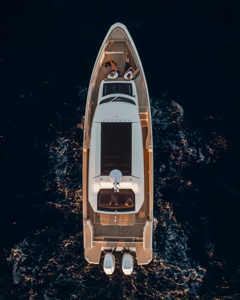 Vista dall’alto del Saxdor 400 GTS in navigazione, con coperta walkaround e doppia motorizzazione fuoribordo.