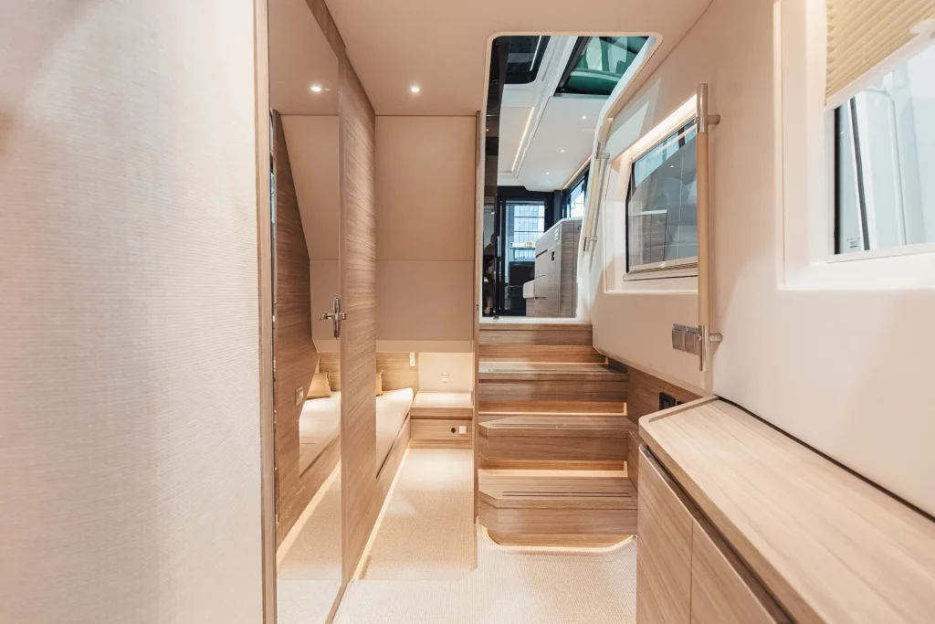 Corridoio interno del Saxdor 460 GTC con scala verso il salone e accesso alle cabine, finiture in legno e illuminazione soffusa.