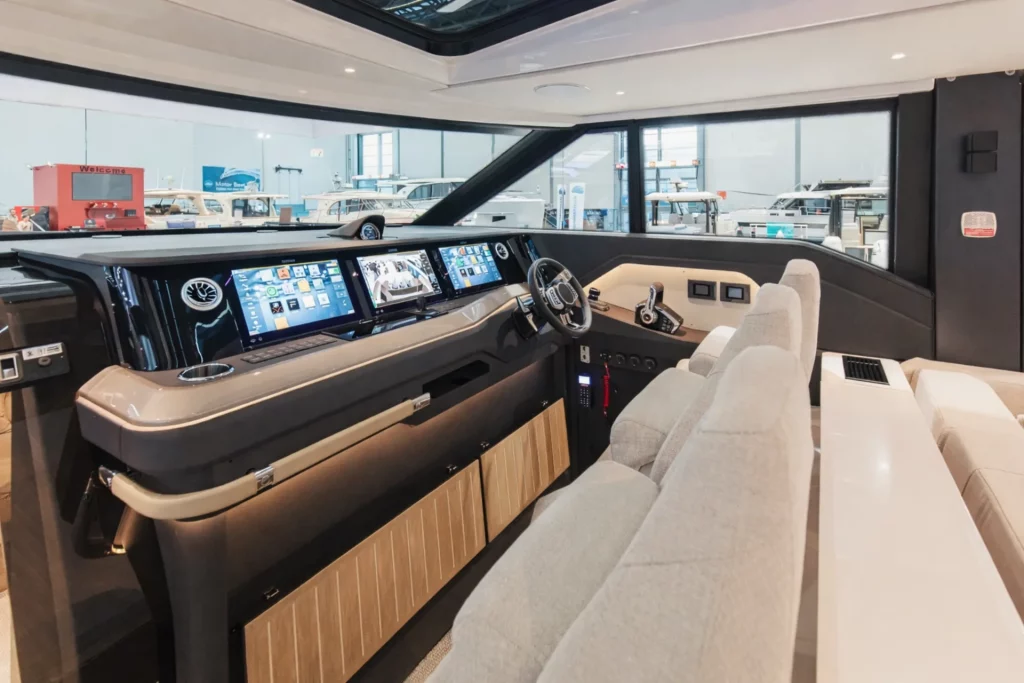 Plancia di comando del Saxdor 460 GTC con schermi digitali multifunzione, volante e sedute pilota in cabina.