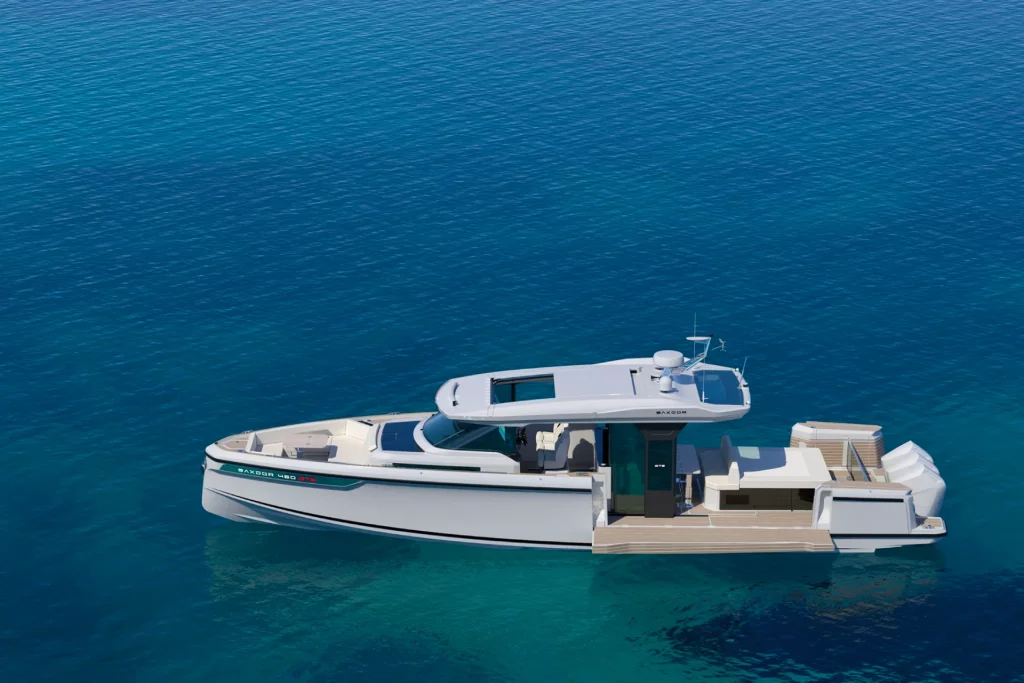 Vista laterale del Saxdor 460 GTS con terrazza abbattibile aperta, hard top e ampi spazi esterni sul mare.