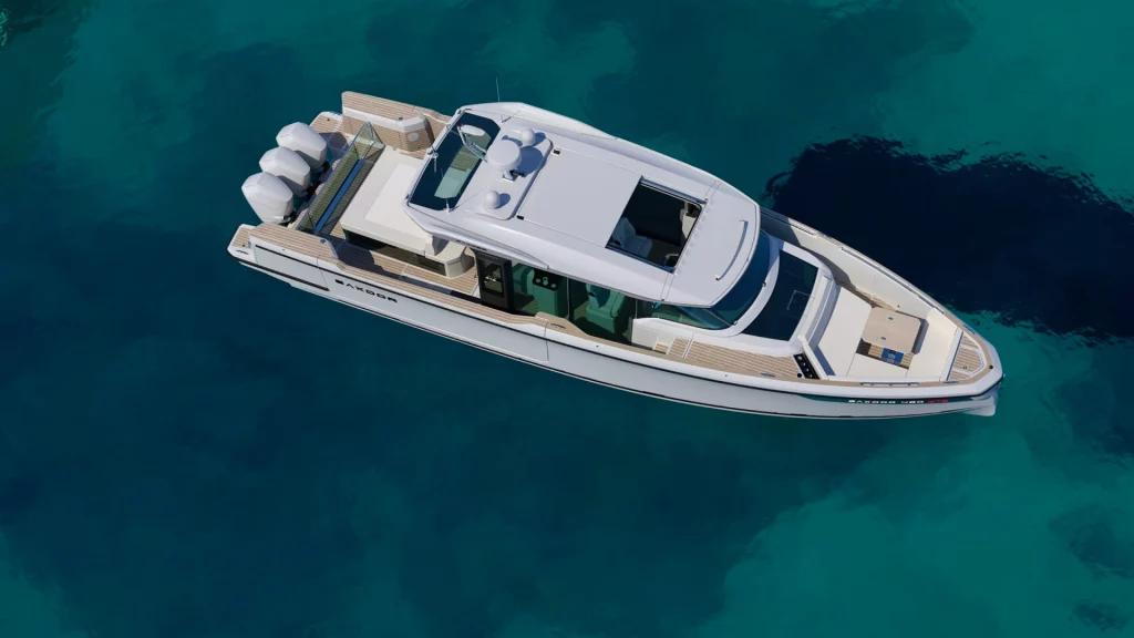 Saxdor 460 GTS visto dall’alto, con coperta walkaround, pozzetto di prua, hard top e area di poppa.