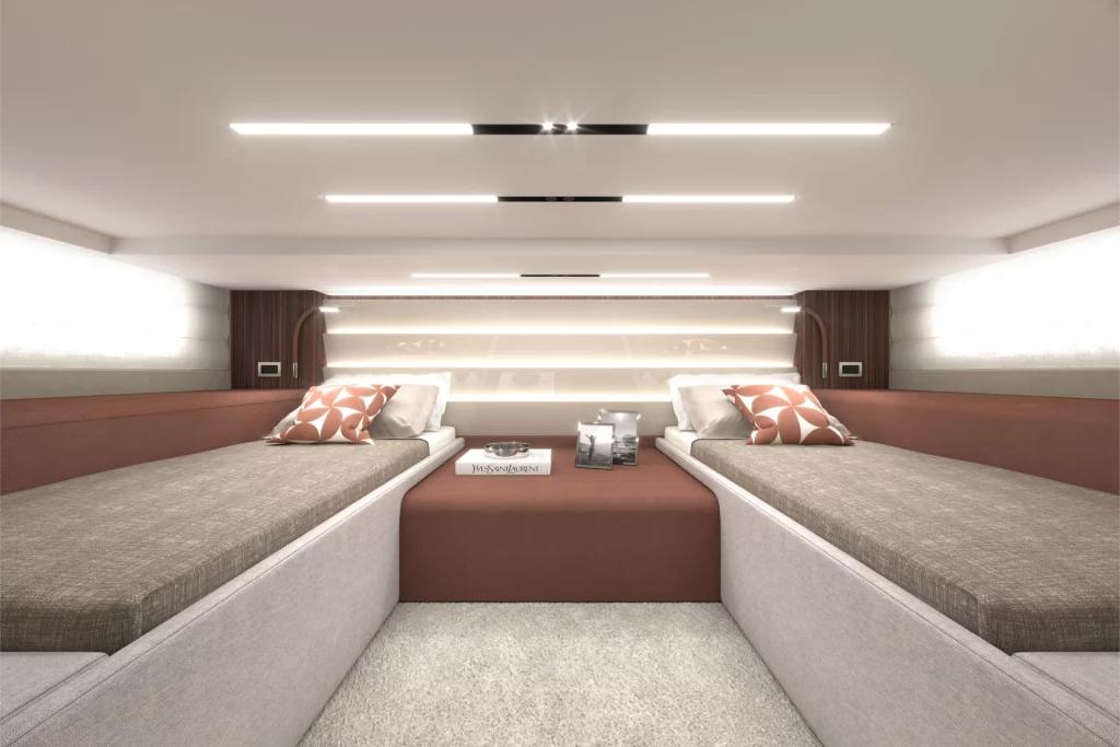Cabina ospiti del Cranchi A47 con due letti singoli, illuminazione integrata e finiture contemporanee in tonalità chiare e legno.