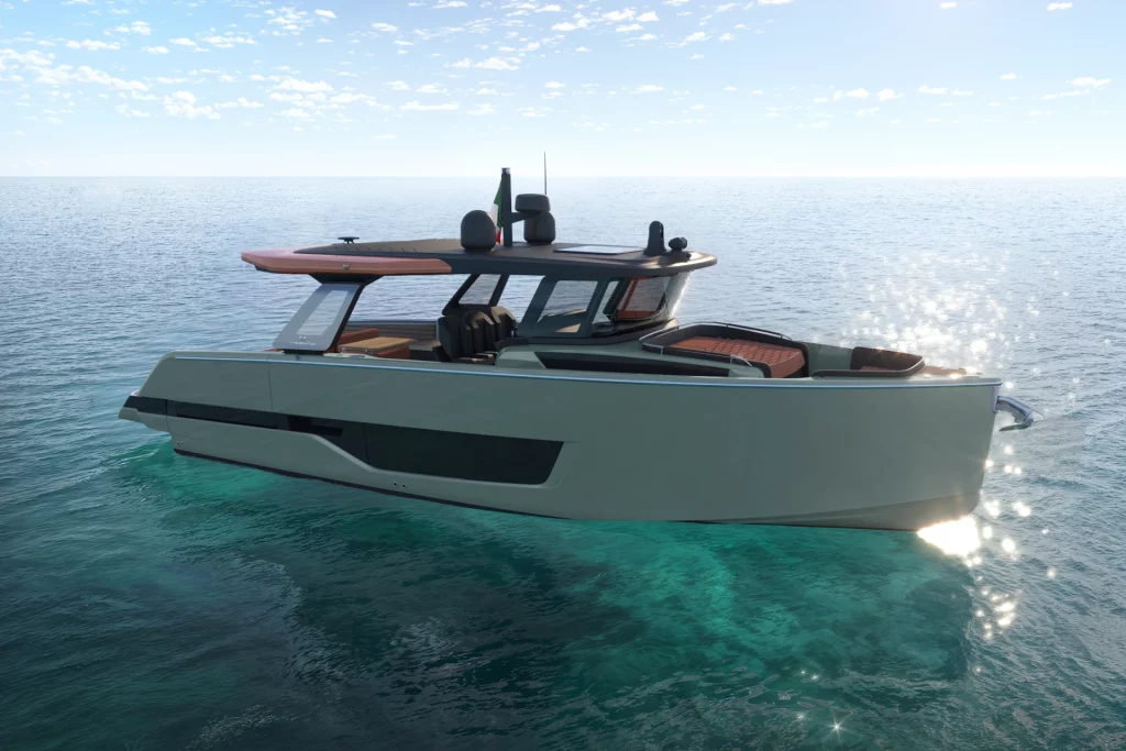 Cranchi A47 visto di profilo in mare, con hard top, ampie superfici vetrate e zona prendisole a prua.