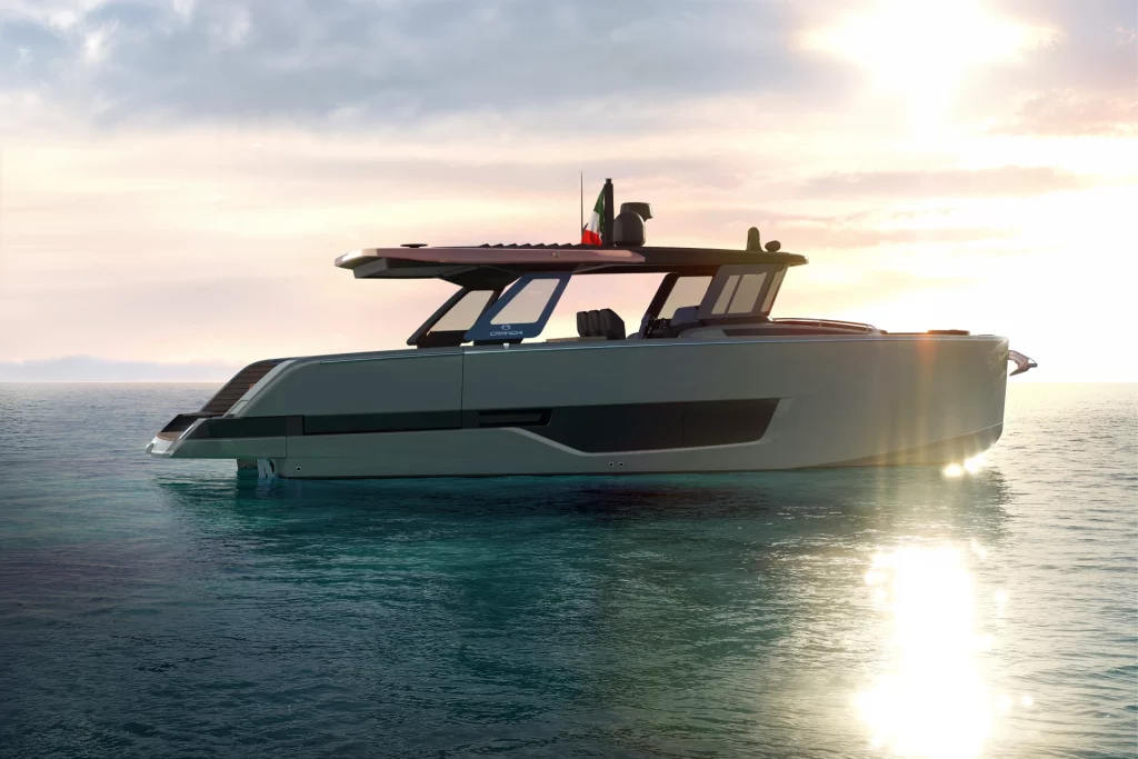 Profilo laterale del Cranchi A47 al tramonto con hard top, linee dello scafo e ampie vetrature laterali.